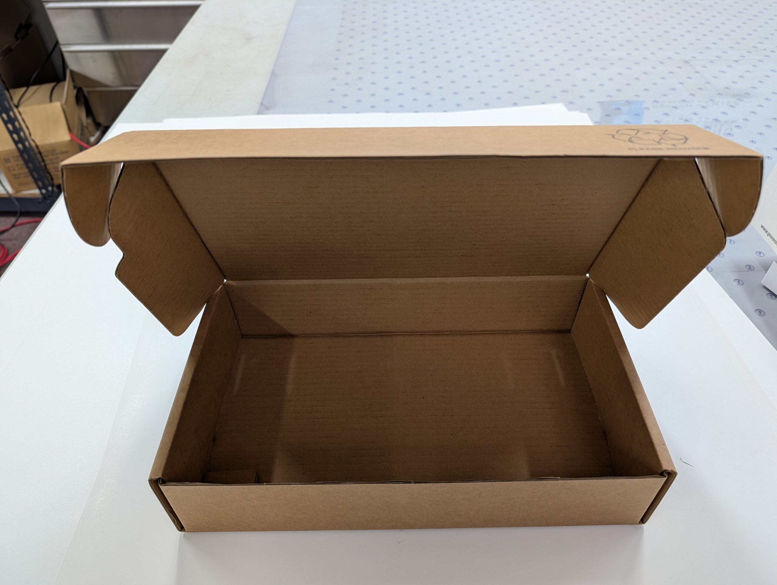 custom printed corrugated box, roll end tuck top with cherry locks and dust flaps, with recycle label